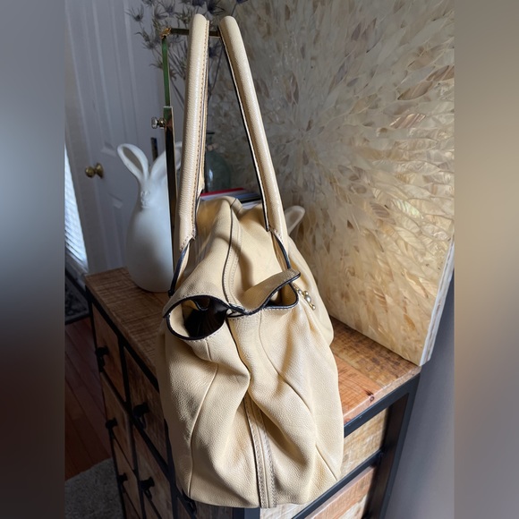 CHLOE Elsie Shoulder Bag in Leather with Gold Tone Turn Lock and Hardware - Picture 4 of 16